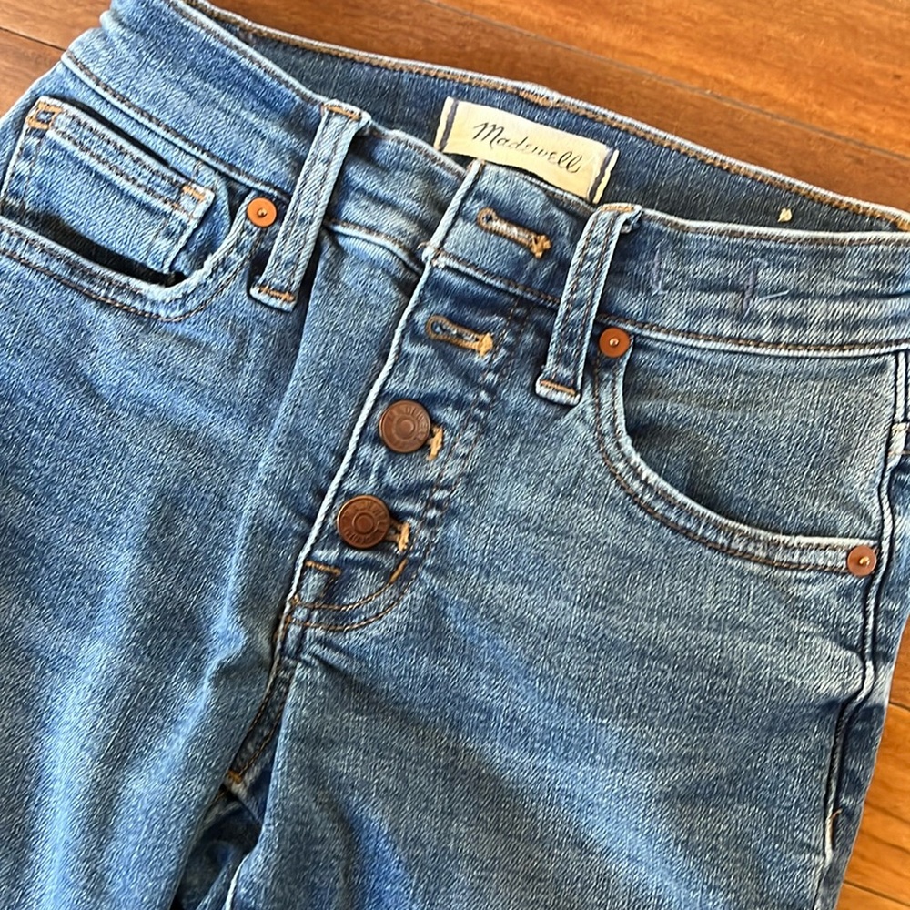 Madewell 9” mid-rise skinny crop button fly.